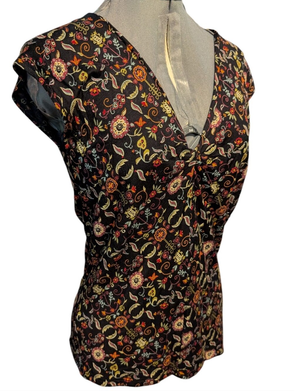 Salaam Women's Black All Over Floral Print Short Sleeve Top Size‎ Large USA